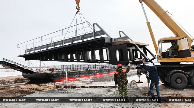 Лукашэнка паехаў у Жыткавіцкі раён, каб паглядзець на аварыйны мост праз Прыпяць