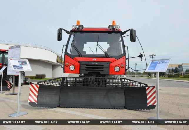 Лукашэнку паказалі айчынныя ратракі, цымбалы, лыжы і мазі (фота)
