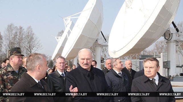 Лукашэнка: Каб развівалася нацыя, трэба працаваць на зямлі і думаць пра космас