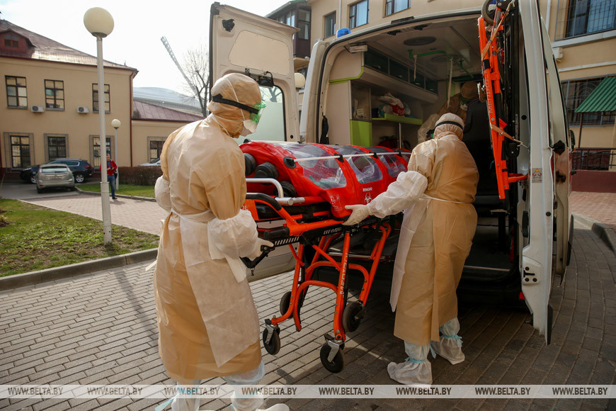 Як у Мінску перавозілі пацыента з каранавірусам з адной бальніцы ў іншую