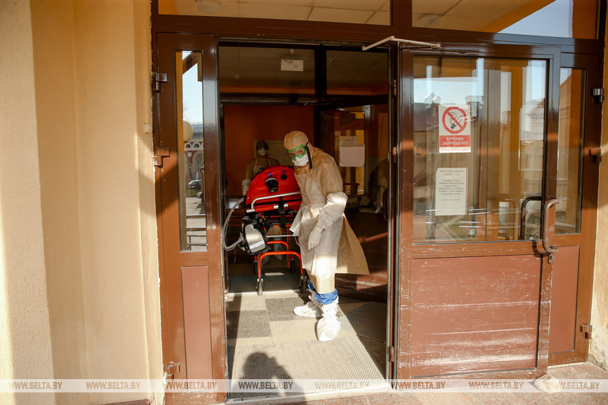 Як у Мінску перавозілі пацыента з каранавірусам з адной бальніцы ў іншую
