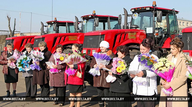 У Магілёве жанчынам-кіраўнікам сельскіх гаспадарак падарылі трактары