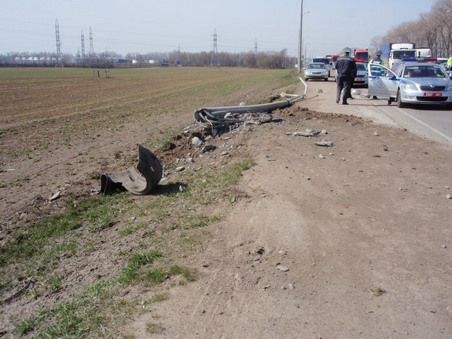 Фотафакт: на МКАД малакавоз з прычэпам знёс дзве асвятляльныя мачты