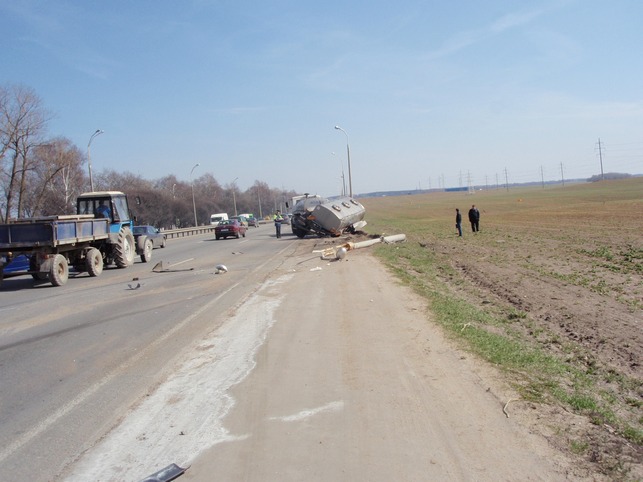 Фотафакт: на МКАД малакавоз з прычэпам знёс дзве асвятляльныя мачты