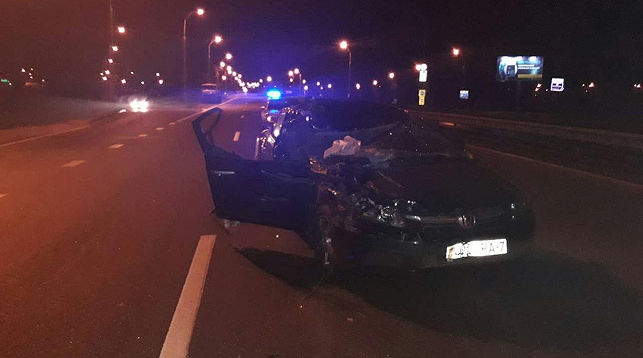 На МКАД кіроўца аўтамабіля заснуў падчас руху, Honda сутыкнулася з грузавіком