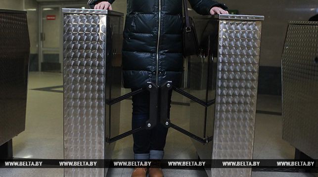 На першай лініі мінскага метро спыняўся рух цягнікоў