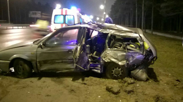 На МКАД легкавік сутыкнуўся з асвятляльнай мачтай, трое пацярпелых