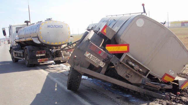 Фотафакт: на МКАД малакавоз з прычэпам знёс дзве асвятляльныя мачты