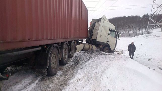 Літовец на грузавіку знёс асвятляльную мачту на МКАД (фота)
