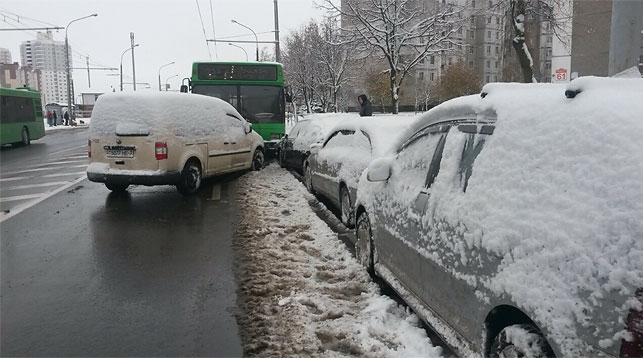 У Мінску падчас руху стала кепска кіроўцу аўтобуса, ён пратараніў 7 аўтамабіляў