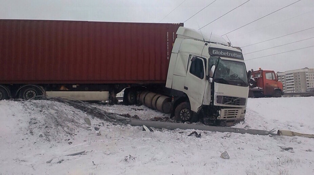 Літовец на грузавіку знёс асвятляльную мачту на МКАД (фота)