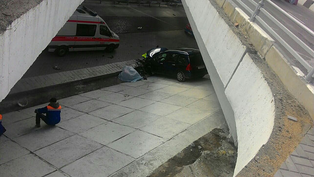Аўтамабіль у Мінску збіў насмерць рабочага і зваліўся з моста (фота)