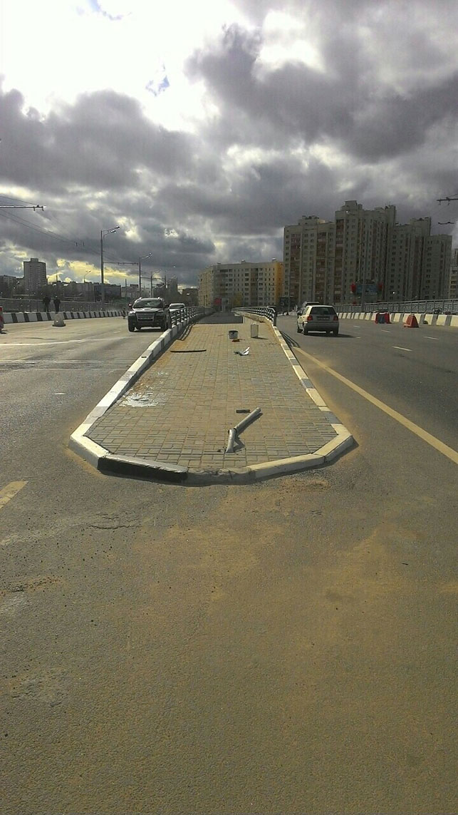Аўтамабіль у Мінску збіў насмерць рабочага і зваліўся з моста (фота)
