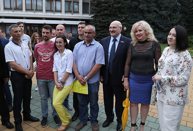 Лукашэнка — у Брэсце: "Саша 3%" ужо напісалі на майках! "Вусаты таракан"!