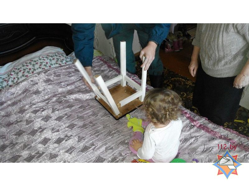 У Ляхавічах ратавальнікі вызвалялі дзяўчынку з кухоннай табурэткі (фота)