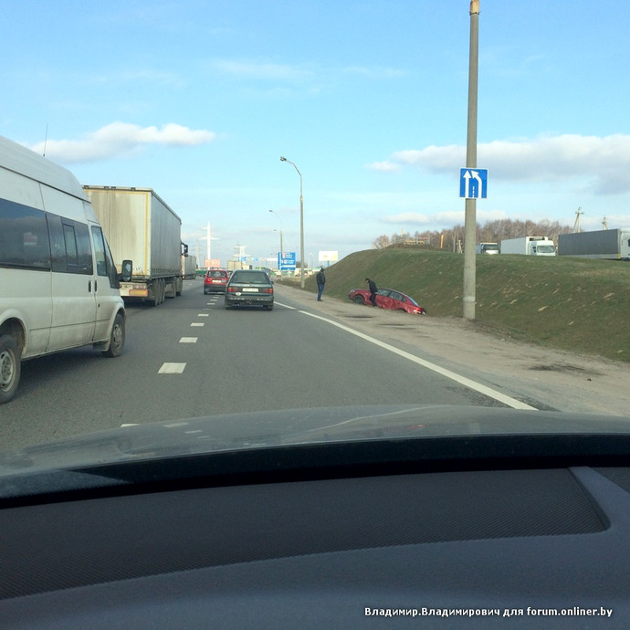 На МКАД фура зачапіла Volkswagen Polo, легкавік апынуўся ў кювеце (фота, відэа)