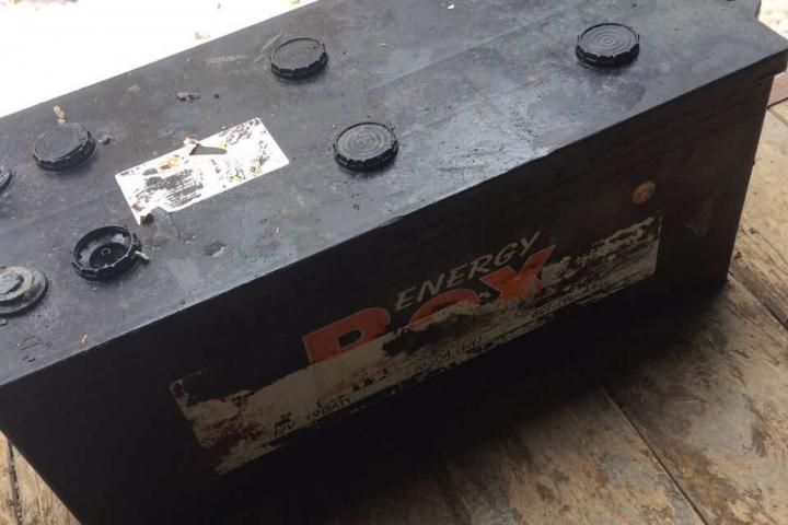 Дваіх мужчын падазраюць у крадзяжы каля 100 акумулятараў