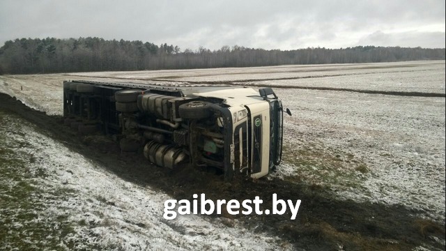 Каля Пінска перакулілася фура з італьянскай сантэхнікай (фота)