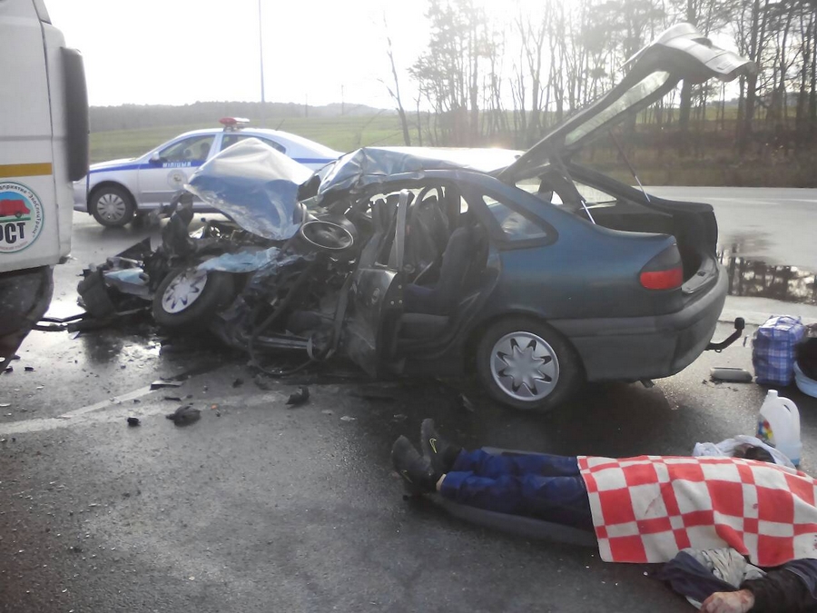 Пад Мінскам легкавік трапіў пад смеццявоз, адзін чалавек загінуў