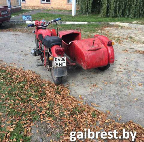 П'яная матацыклістка спрабавала пакусаць інспектара ДАІ