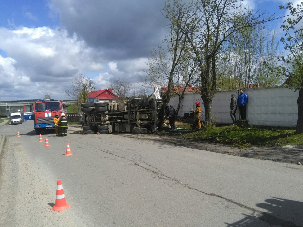 Фотафакт: у Мінскім раёне перакуліўся грузавік