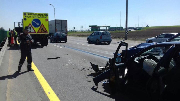 Фотафакт: на МКАД Peugeot сутыкнуўся з МАЗам, пацярпеў кіроўца