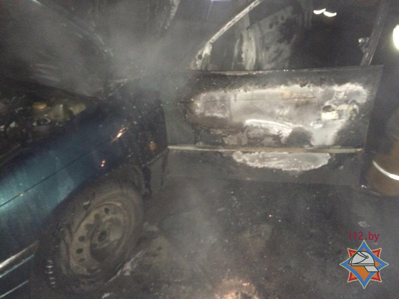 У Мінску ўначы недалёка ад чыгуначнага вакзала падпалілі аўтамабіль (фота)