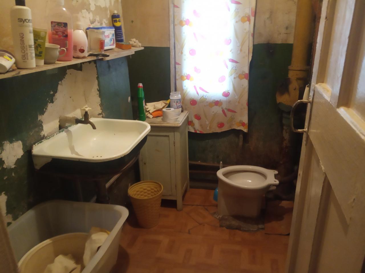 “Яна бачыла, што бярэ”: пасля дзетдома дзяржава пасяліла сірату ў развалюху