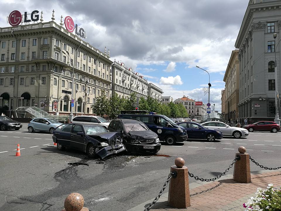 Аварыя ў цэнтры Мінска: два легкавікі не падзялілі праспект Незалежнасці