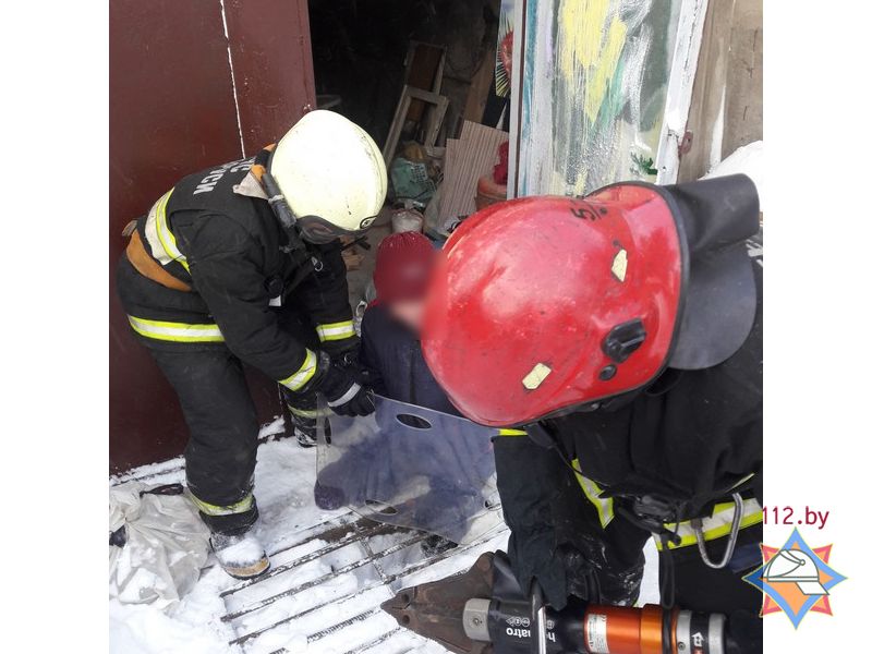 Нага жанчыны ў мароз была заблакаваная ў рашотцы ліўневай каналізацыі