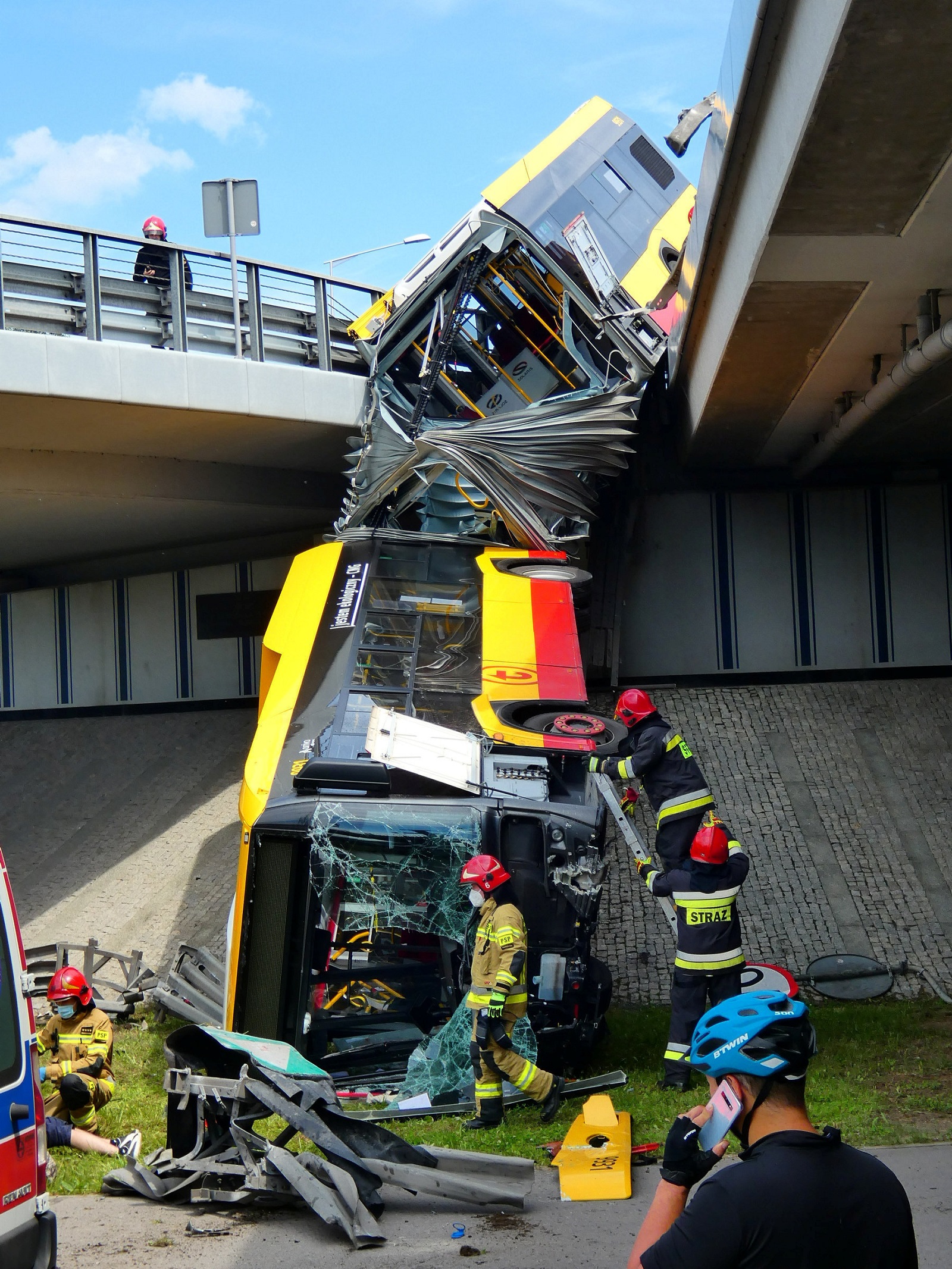 У Варшаве з моста ўпаў аўтобус з людзьмі, ёсць пацярпелыя і загінулы
