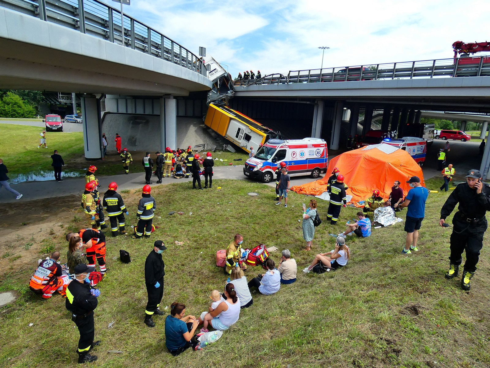 У Варшаве з моста ўпаў аўтобус з людзьмі, ёсць пацярпелыя і загінулы