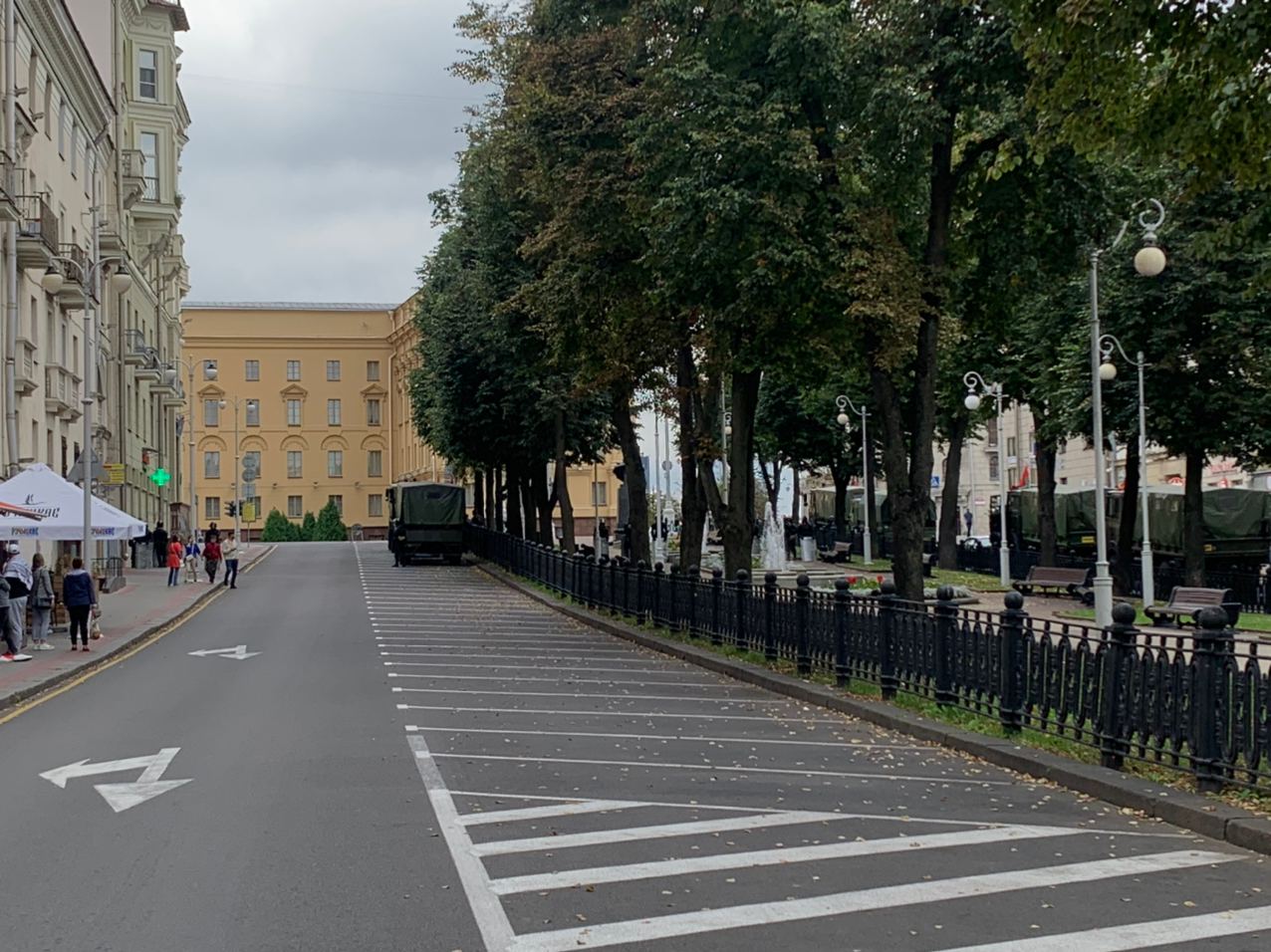 На минских улицах — снова спецтехника и силовики со щитами
