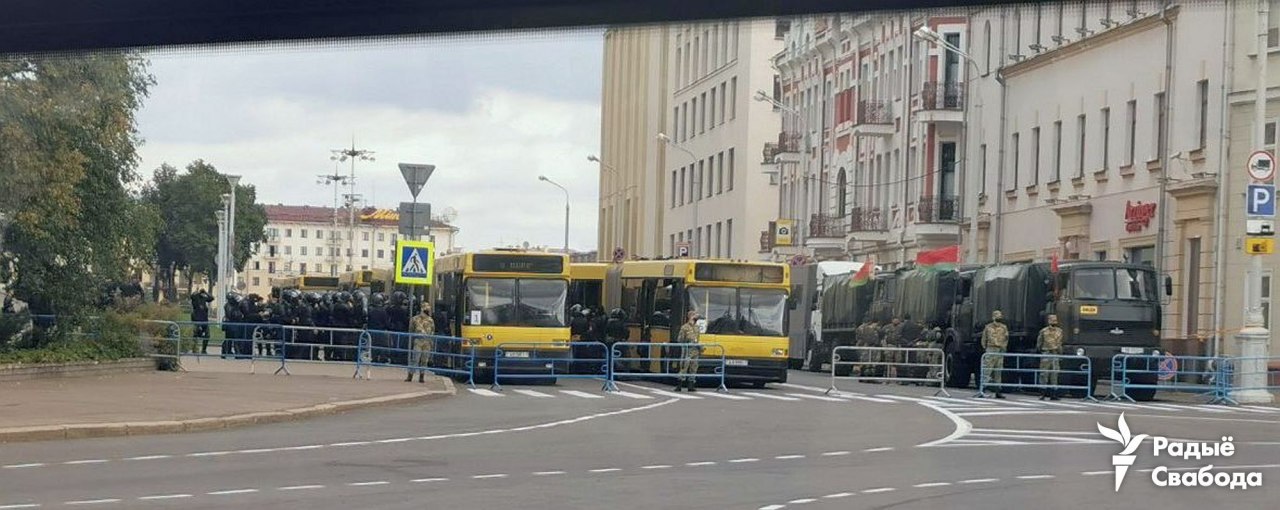 Перед акцией протеста в Минск съезжается спецтехника и начались задержания