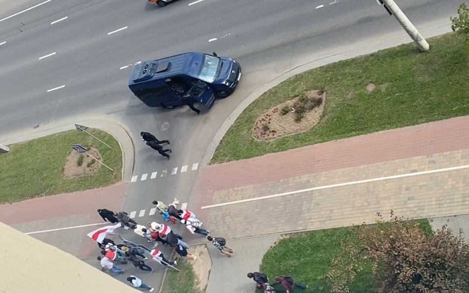 Перед акцией протеста в Минск съезжается спецтехника и начались задержания