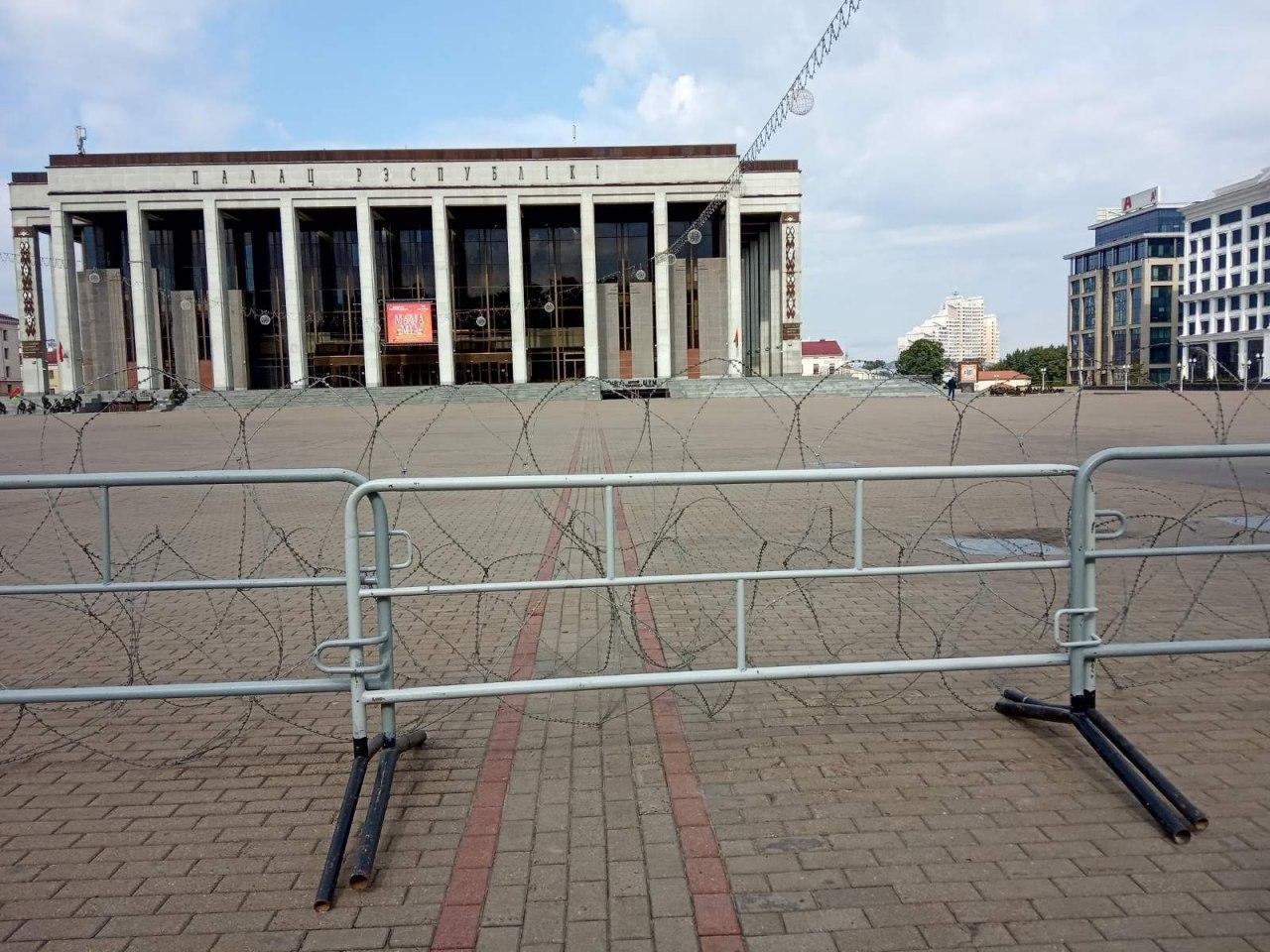 Перед акцией протеста в Минск съезжается спецтехника и начались задержания