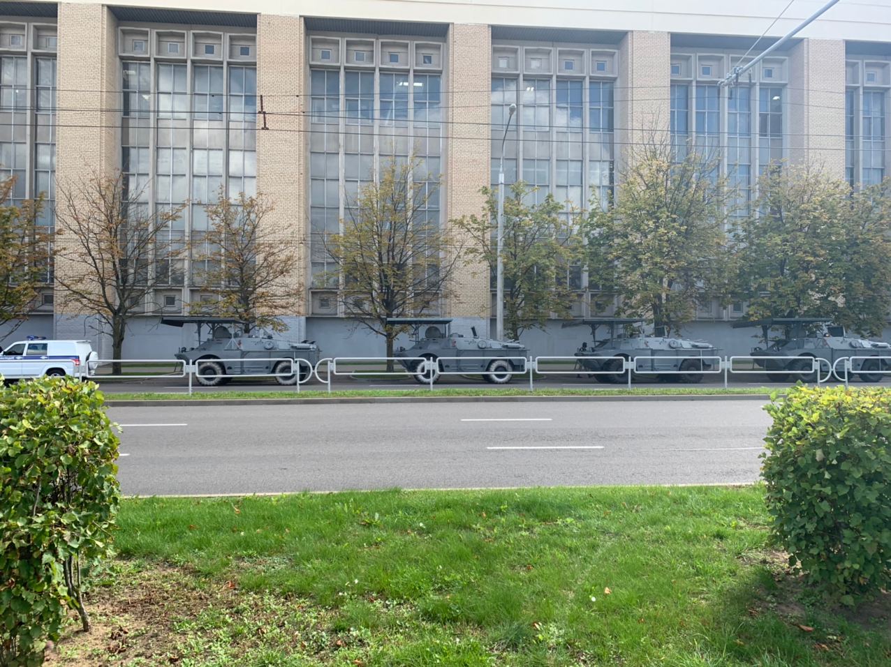 Перед акцией протеста в Минск съезжается спецтехника и начались задержания