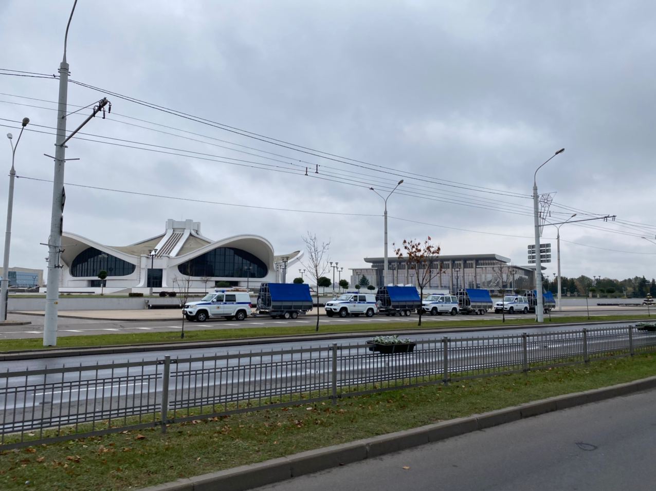 В Минск съезжается спецтехника, на улицах — силовики и ограждения