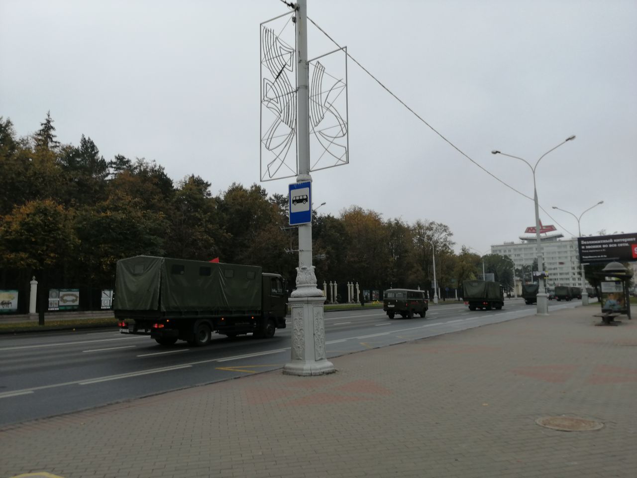 В Минск съезжается спецтехника, на улицах — силовики и ограждения