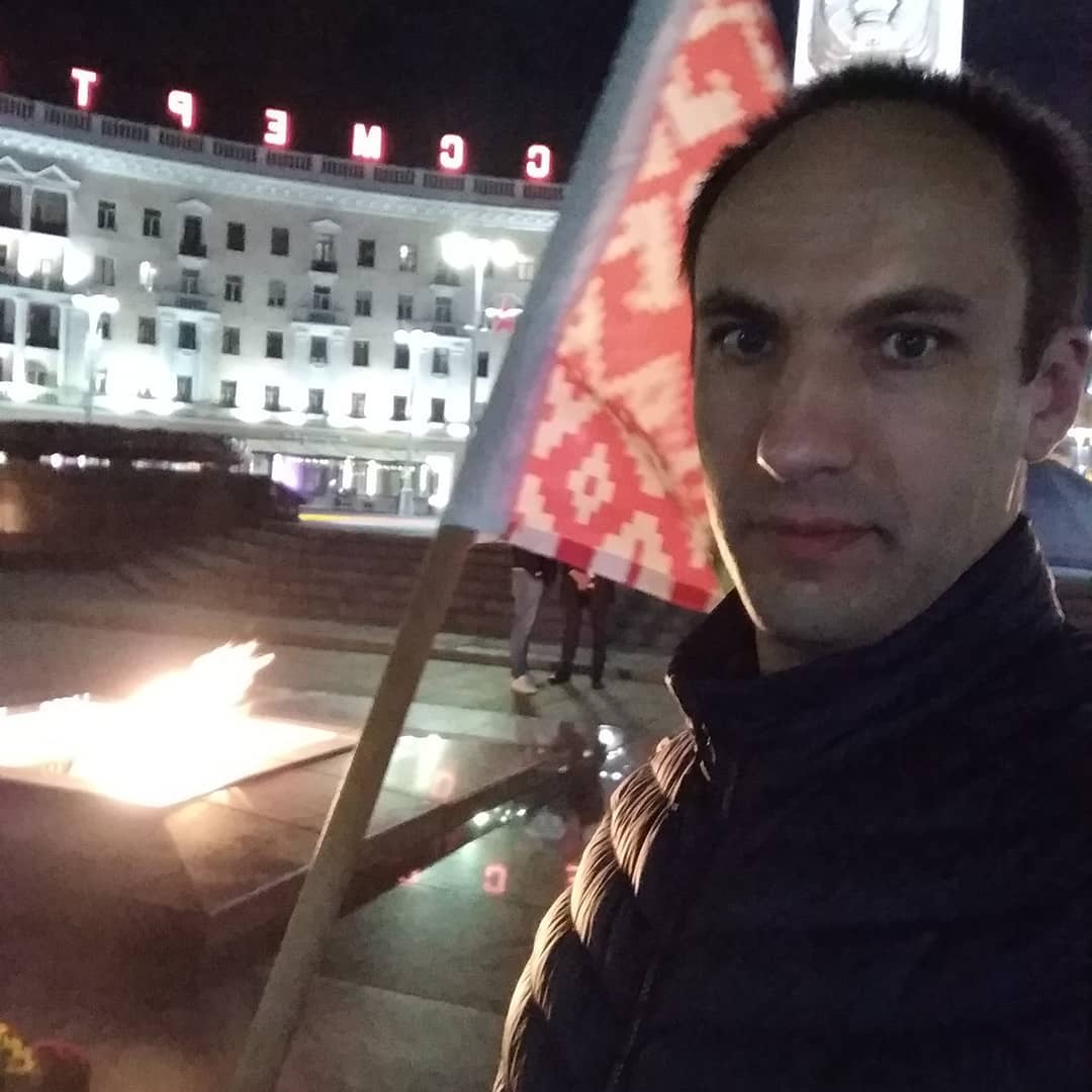 Кто приезжает в минские дворы и закрашивает БЧБ-символику?