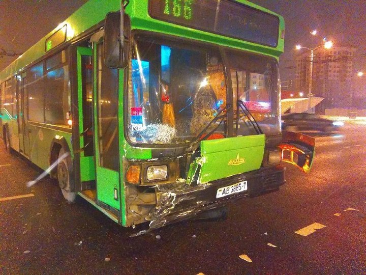 У Мінску кітаянка на “Аўдзі” не прапусціла аўтобус, пацярпелі 4 чалавекі (фота)