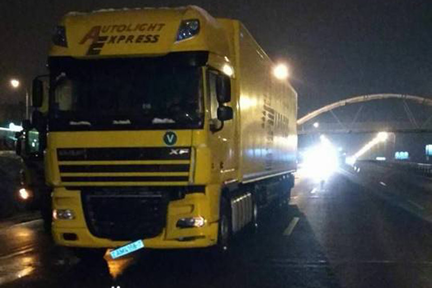 У Мінску на МКАД мужчына скокнуў з моста пад колы фуры