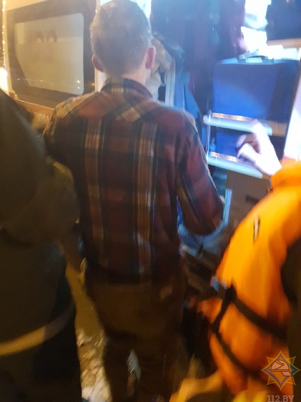 Мінчук пераходзіў раку Свіслач і праваліўся пад лёд (фота)