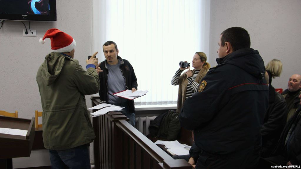 Блогера Філіповіча пасля 14 сутак арышту прывезлі ў суд і далі яшчэ 15 сутак