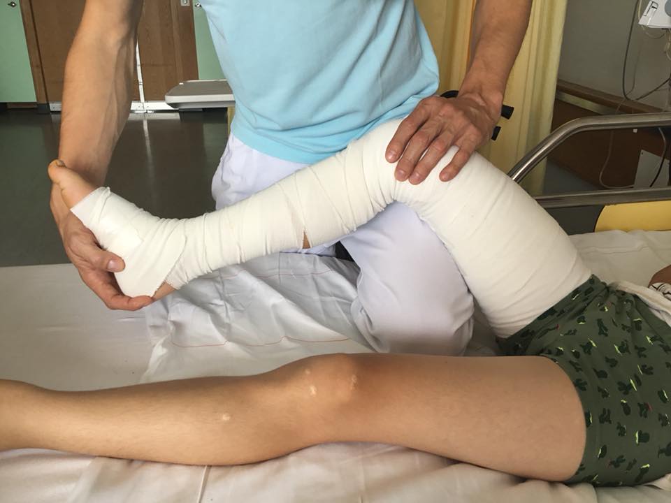 История. Как мальчика с переломом бедра поднимали на ноги в Беларуси и Швейцарии
