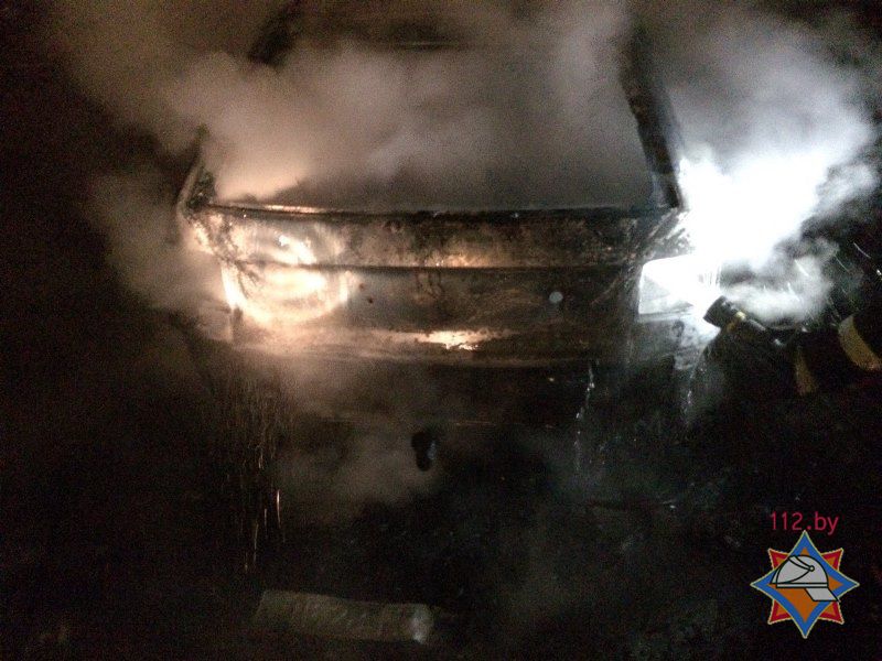 У Мінску ўначы недалёка ад чыгуначнага вакзала падпалілі аўтамабіль (фота)