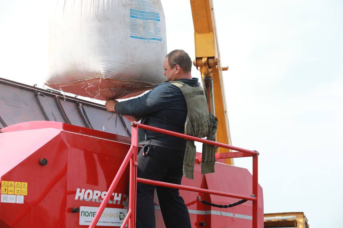 Украінскія фермеры працуюць на пасяўной у касках і бронекамізэльках