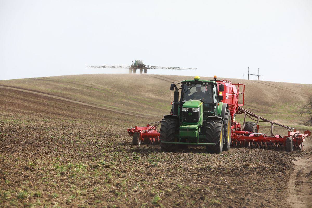 Украінскія фермеры працуюць на пасяўной у касках і бронекамізэльках