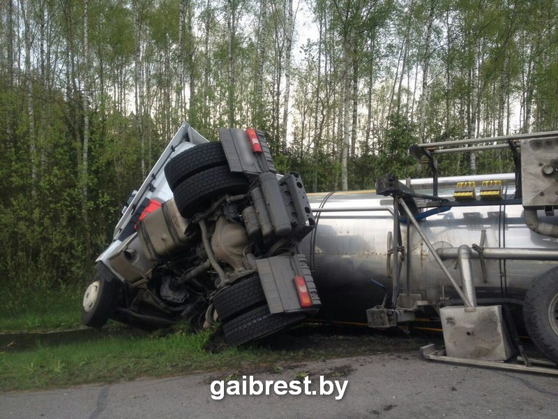 У Івацэвіцкім раёне перакулілася фура, якой кіраваў п'яны вадзіцель (фота)