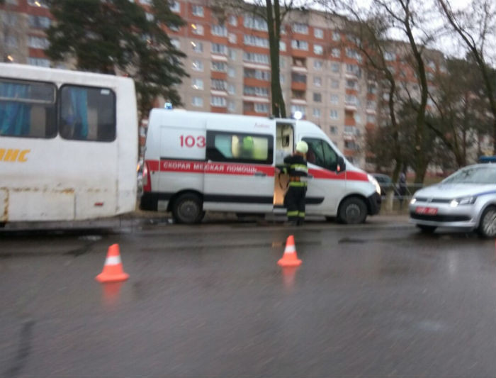 Адбылося сутыкненне рэйсавага аўтобуса "Жодзіна — Мінск" і грузавіка (фота)